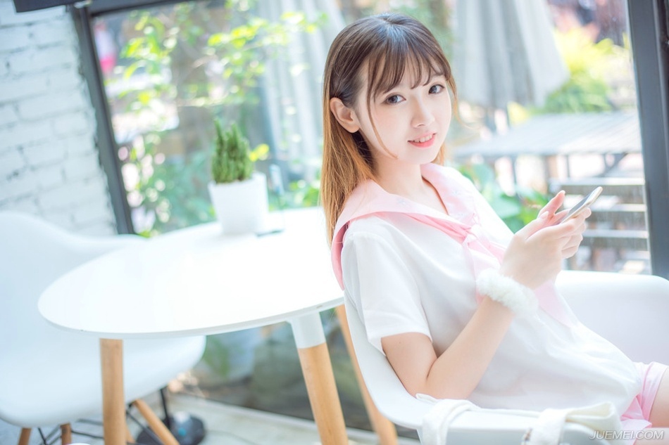 或许，我们终究会有那么一天：牵着别人的手，遗忘曾经的他。——三毛《雨季不再来》